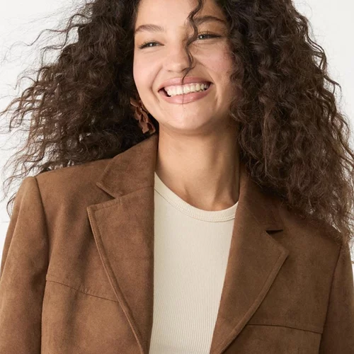 Αυτό το suede σακάκι από τη Stradivarius κοστίζει 39,99 ευρώ και είναι το πιο hot πανωφόρι για την άνοιξη