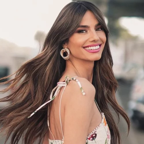 Η Ηλιάνα Παπαγεωργίου έπιασε την ανθοδέσμη σε γάμο που ήταν καλεσμένη στη Σαντορίνη