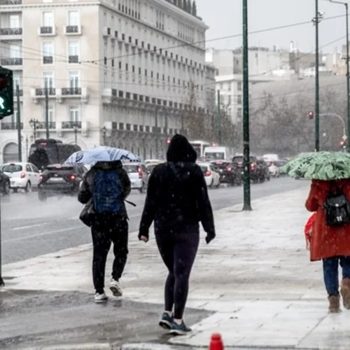 Επιμένει και σήμερα η αφρικανική σκόνη με βροχές και καταιγίδες – Κακοκαιρία express από αύριο, έρχεται βαθύ βαρομετρικό χαμηλό