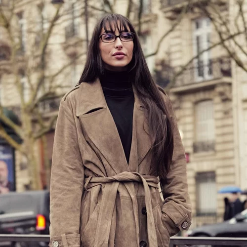 Αυτή η cropped suede καμπαρντίνα από τη Stradivarius είναι το τέλειο μεταβατικό πανωφόρι για την άνοιξη