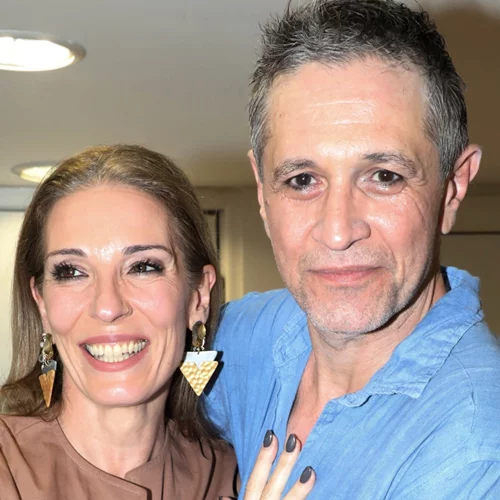 Αθηνά Μαξίμου και Αιμίλιος Χειλάκης | Τρελά ερωτευμένοι μετά από 21 χρόνια γάμου - Το τρυφερό φιλί στην πρεμιέρα