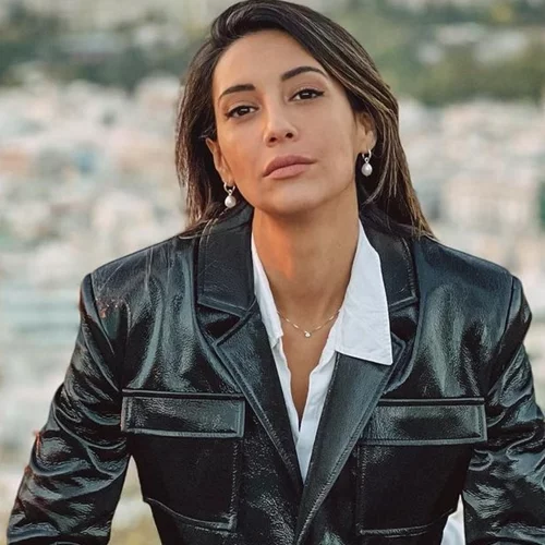 Ευγενία Σαμαρά | Με θηλυκό κοστούμι στο χρώμα που δεν πρέπει να λείπει από τη συλλογή σου