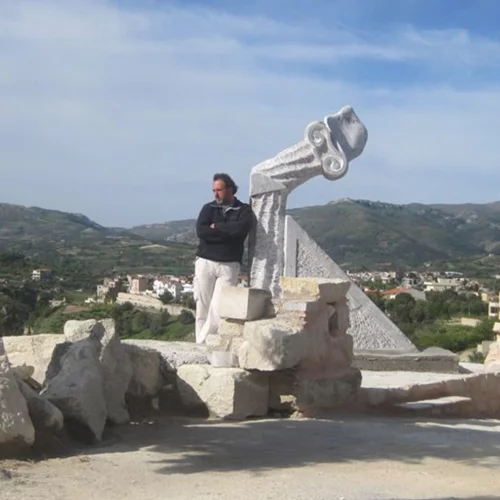 Ο γλύπτης που δημιουργεί έργα διαμαρτυρίας για την επιστροφή των γλυπτών του Παρθενώνα