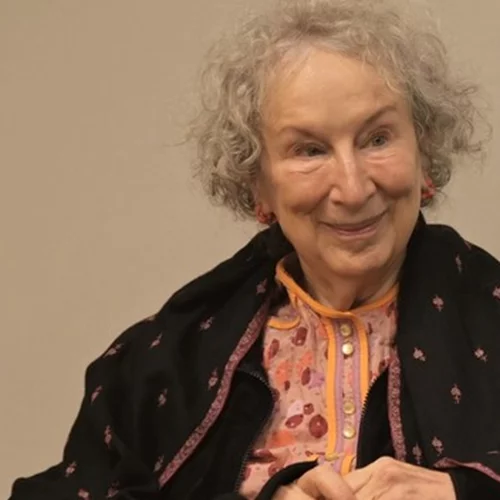 Αμβλώσεις στις ΗΠΑ | Η Μargaret Atwood απαντά στη δυστοπική απειλή απαγόρευσής τους