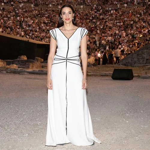 H Κατερίνα Ευαγγελάτου με τα σανδάλια που δεν πρέπει να λείπουν από καμία καλοκαιρινή γκαρνταρόμπα