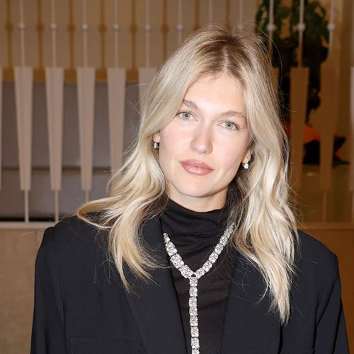 Κλέλια Ανδριολάτου | Η οικολογική γούνα της είναι το ζεστό πανωφόρι στο χρώμα που σίγουρα πρέπει να έχεις στη συλλογή σου