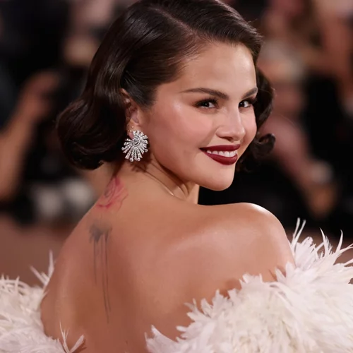 Ούτε nude, ούτε γαλλικό | Το μανικούρ της Selena Gomez στις Χρυσές Σφαίρες είναι η τέλεια επιλογή για κοντά νύχια