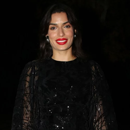 Η Τόνια Σωτηροπούλου προτείνει τον έξυπνο τρόπο για να αναβαθμίσεις τα looks με μαύρο φόρεμα