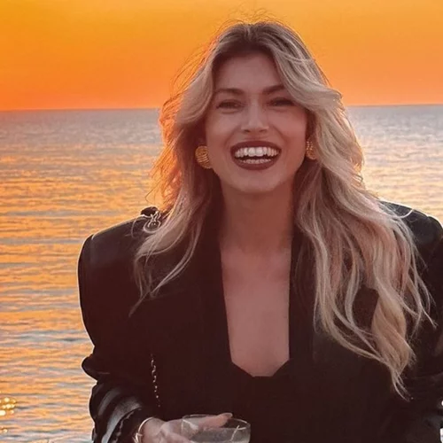 Αναρωτιέσαι ποιο είναι το ανοιξιάτικο πανωφόρι που ταιριάζει με κάθε look; Η Βάσια Κωσταρά προτείνει