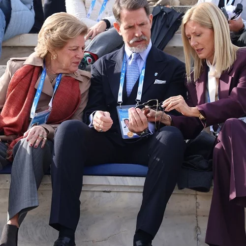 Marie Chantal | Με μπορντό κοστούμι και λεοπάρ μποτάκια στο Καλλιμάρμαρο