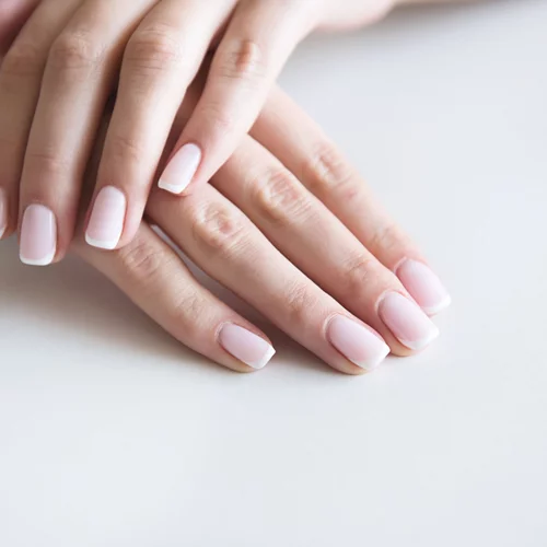 Ξέχνα το γαλλικό μανικιούρ | Το νέο nail trend που το έχει ήδη αντικαταστήσει