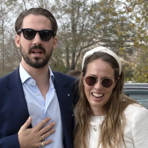 Nίνα Φλορ | Με tweed παλτό και chic flat μπότες στο οικογενειακό δείπνο σε εστιατόριο στην Κηφισιά