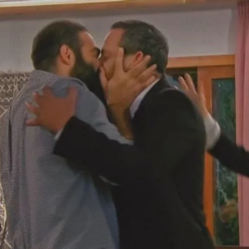 Πώς η σειρά της ΕΡΤ "Η τούρτα της μαμάς" αποχαιρέτησε (επιτέλους) το "συντηρητικό" προφίλ της κρατικής τηλεόρασης