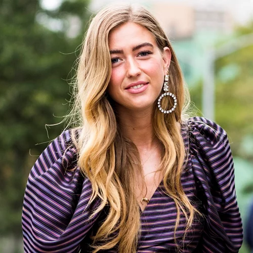 Έχεις σγουρά ή σπαστά μαλλιά; Τα προϊόντα που χρειάζεσαι για να τα αναδείξεις