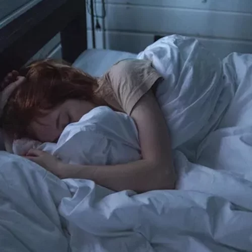 Ταινία... στο στόμα; Η δημοφιλής τάση που υπόσχεται ποιοτικό ύπνο - πόσο ασφαλής είναι;