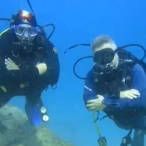 Στάθης Παναγιωτόπουλος | Όταν έκανε καταδύσεις με τον Μπάμπη Αναγνωστόπουλο και την Καρολάιν στην Αλόννησο (βίντεο)