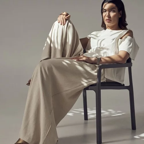 Τόνια Σωτηροπούλου | Το French chic σύνολό της με pinstripe φούστα και μπερέ από ελληνικό brand