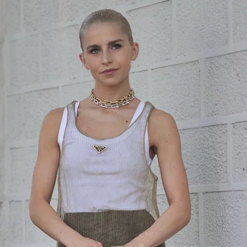 Θέλεις να φορέσεις το φουλάρι σου ως top; Αυτός είναι ο αλάνθαστος τρόπος που προτιμούν οι fashionistas