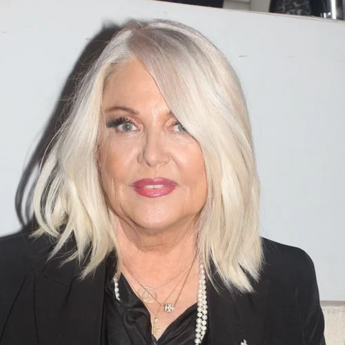 Ρούλα Κορομηλά | Η στιλάτη εμφάνιση με λευκό σύνολο και λευκά γυαλιά ηλίου