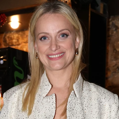 Η Λένα Δροσάκη φόρεσε τις διαχρονικές γόβες που κάθε γυναίκα χρειάζεται στη συλλογή της