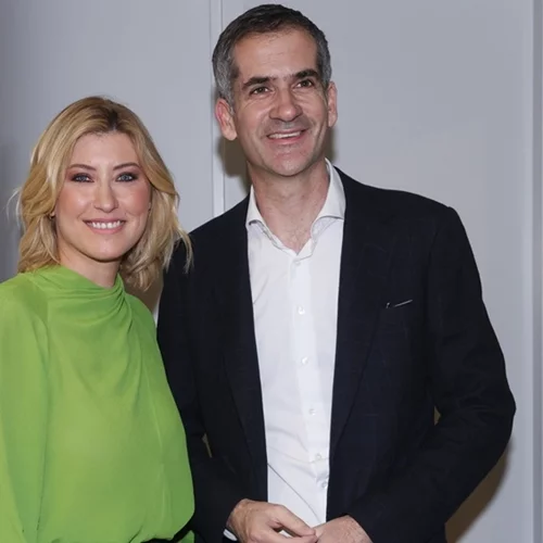 Οικογενειακή βόλτα για Σία Κοσιώνη και Κώστα Μπακογιάννη | Denim και blazer για τη δημοσιογράφο