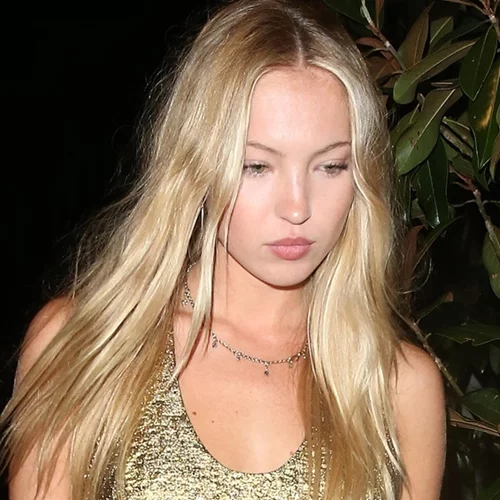 Η Lila Moss σε μία iconic εμφάνιση που μας θύμισε τη μαμά της, Kate Moss