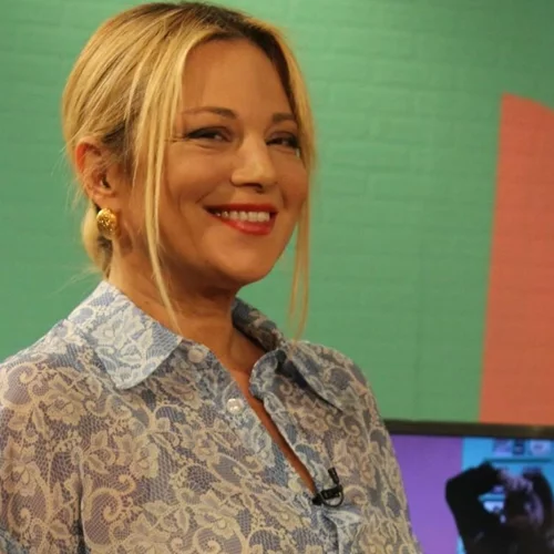 Η Νάνσυ Ζαμπέτογλου με το άκρως κολακευτικό παντελόνι που αγαπά να φορά η Victoria Beckham