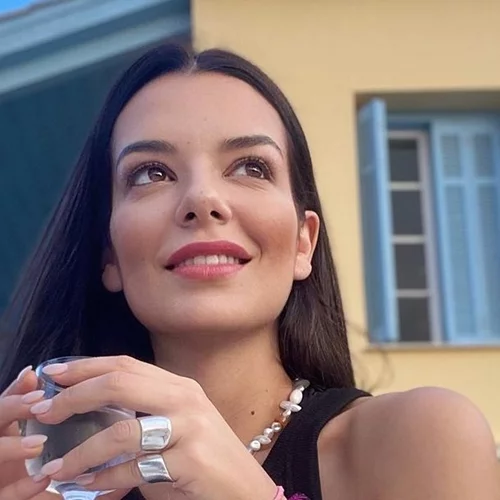 Νικολέττα Ράλλη | Η αγαπημένη της κρέμα ματιών μειώνει τις ρυτίδες, τους μαύρους κύκλους και τις σακούλες