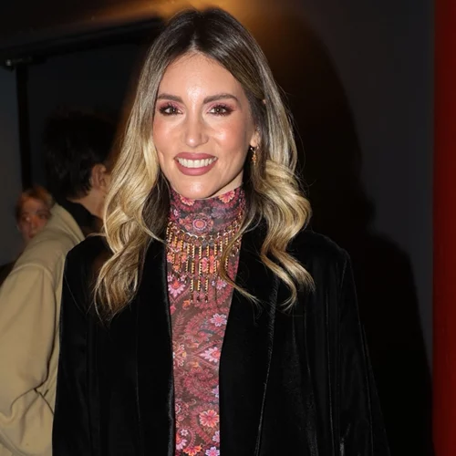 Αναρωριέσαι ποιο πανωφόρι ταιριάζει με όλα τα looks των γιορτών; Η Αθηνά Οικονομάκου προτείνει