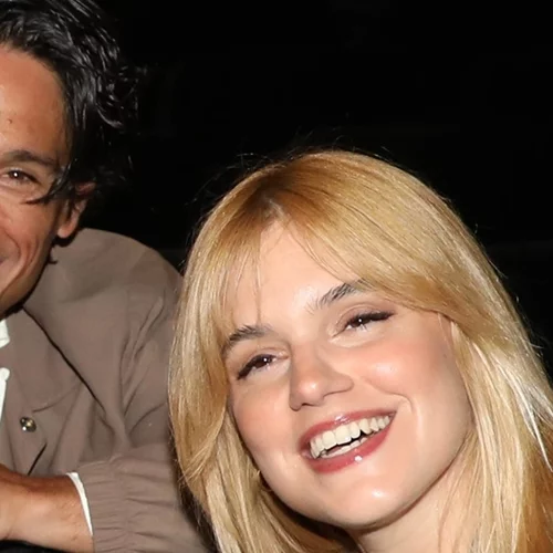 Πάνος Βλάχος & Νατάσα Εξηνταβελώνη για πρώτη φορά μαζί | Η δημόσια εμφάνιση στο θέατρο μαζί με τον μπαμπά της