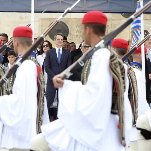 25η Μαρτίου: Εντυπωσιακές εικόνες από τη μεγαλειώδη στρατιωτική παρέλαση της Αθήνας