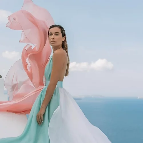 Ηλιοκαμένη στη Μύκονο η Μαριέττα Χρουσαλά | Με mini φούστα και crop top στην παραλία