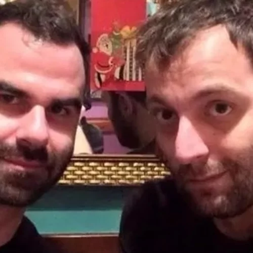 Αύγουστος Κορτώ | To Facebook κατέβασε φωτογραφία όπου φιλιέται με τον σύζυγό του