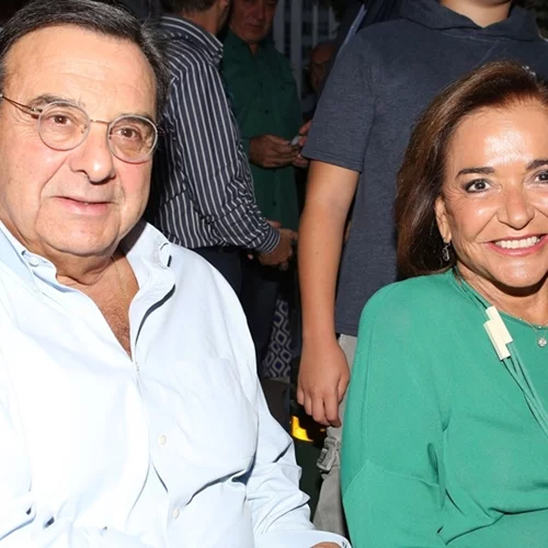 Η Ντόρα Μπακογιάννη χαμογελαστή σε σπάνια δημόσια εμφάνιση με τον σύζυγό της