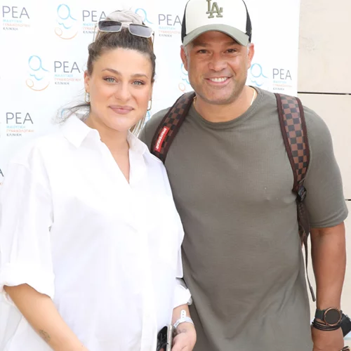 Βαλεντίνη Παπαδάκη | Με μίνι outfit κατά την έξοδο από το μαιευτήριο με τον Κώστα Σόμμερ