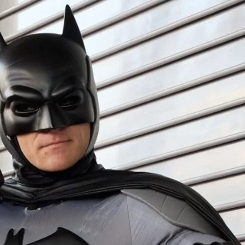 H ανθρώπινη συμπεριφορά σε δημόσιους χώρους βελτιώνεται, όταν είναι κοντά ο Μπάτμαν