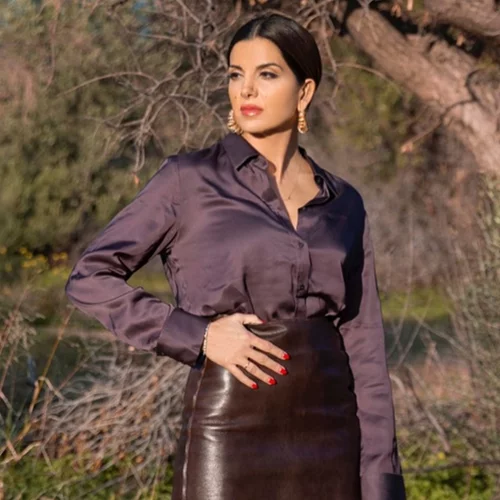 Από το γραφείο στη βραδινή έξοδο | Η Σταματίνα Τσιμτσιλή φόρεσε με δύο τρόπους το ίδιο μαύρο φόρεμα