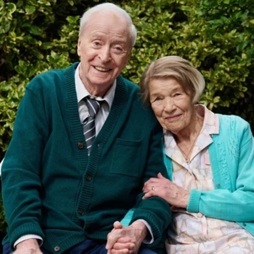 Ταινίες Πρώτης Προβολής | Το κύκνειο άσμα του Μάικλ Κέιν, η σπαραχτική φωνή της Χιντ και ο Κάρολος Ντίκενς αλά ελληνικά