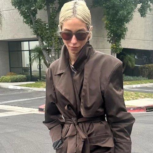 Σοφία Καρβέλα | Οι τρόποι που έχει εντάξει αρμονικά την τάση του κόκκινου στα looks της