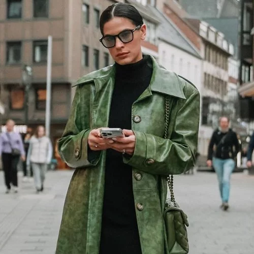 Η Χριστίνα Μπόμπα μας προτείνει πώς να φορέσουμε ένα leather jacket την άνοιξη