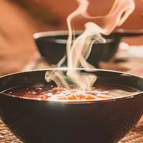 Η σούπα με προβιοτικά που θα κάψει λίπος και θα βελτιώσει την υγεία του εντέρου σου μετά τις γιορτές