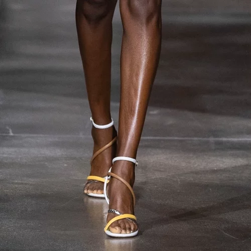 Τα μινιμαλιστικά πέδιλα είναι τα καλοκαιρινά παπούτσια που φορούν όλες οι fashionistas