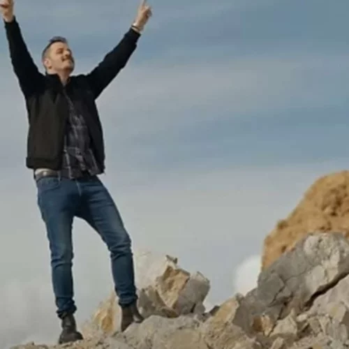 Ο Αλέξανδρος Τσουβέλας κυκλοφόρησε το απόλυτο τραγούδι για τα πανηγύρια