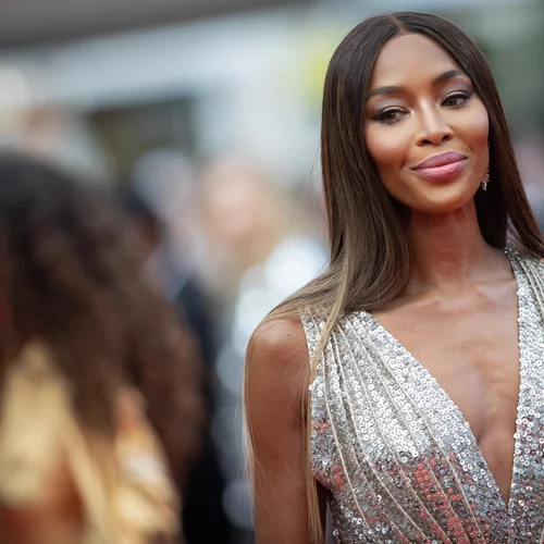 H Naomi Campbell στο haute couture show της Celia Kritharioti | Πώς να αντιγράψεις τα ολόισια και λαμπερά μαλλιά της