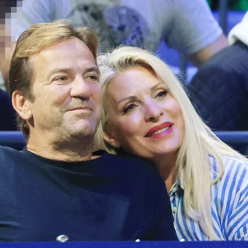 Ελένη Μενεγάκη & Μάκης Παντζόπουλος | Αγκαλιά στο γήπεδο