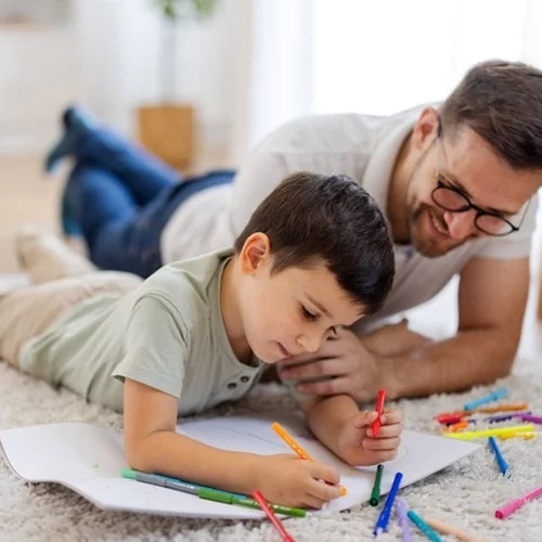 Όταν επιτρέπουμε στα παιδιά να μας μάθουν πράγματα, χτίζουμε την αυτοπεποίθησή τους