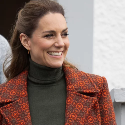 Kate Middleton | Με το πιο ιδιαίτερο παλτό που έχει φορέσει ποτέ & με το παντελόνι της Victoria Beckham