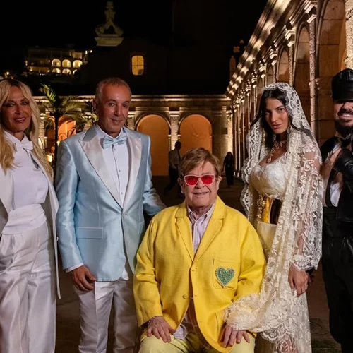 Το chic ανδρόγυνο look της Άννας Βίσση και το εντυπωσιακό δαντελένιο πέπλο της Δήμητρας Κούστα στο Κάπρι