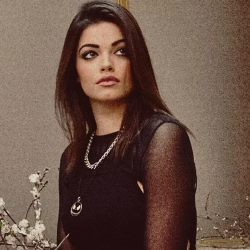 Η Τζένη Καζάκου υιοθέτησε ένα από τα ωραιότερα makeup looks για καστανά μάτια