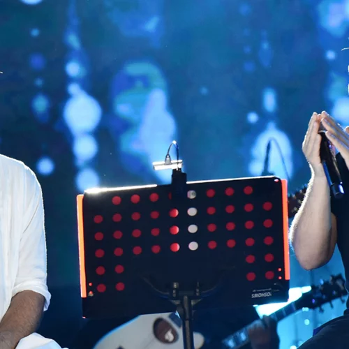 Γιάννης Πλούταρχος | Η συγκινητική συναυλία με τον γιο του & σπάνια εμφάνιση της κόρης του στη σκηνή (pics)